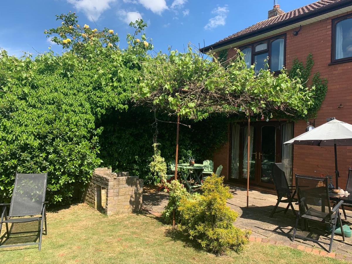 The Cedars House B&B 纽尼顿 外观 照片