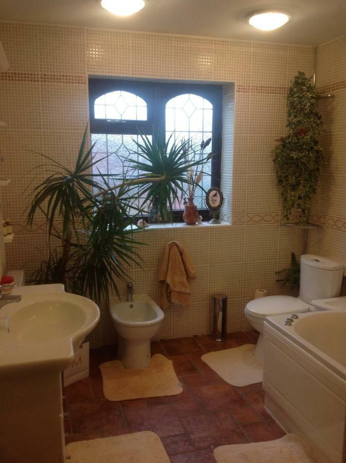 The Cedars House B&B 纽尼顿 外观 照片